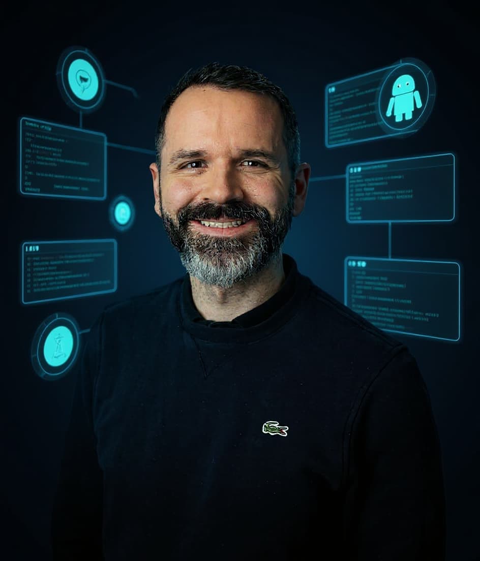 Enrico Bachmann arbeitet am Schreibtisch mit Meerblick